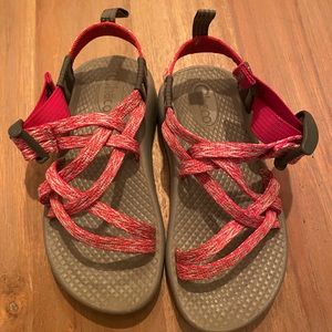 Chacos pink pattern kids size 11